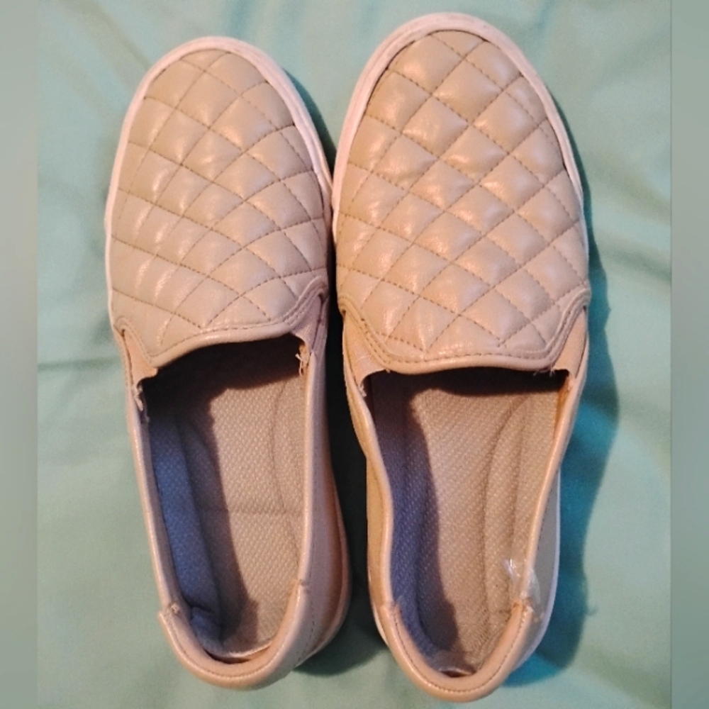 EUC Light Tan Beige Womens Guess Slide On Shoes Size 7 Casual Quilted Mat…